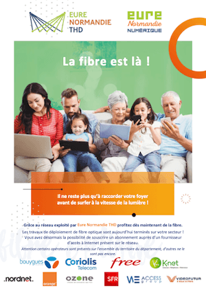 Famille réunie sur un canapé, chacun utilsant un appareil connecté à internet