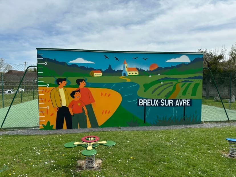 Fresque murale peinte sur le mur du terrain de tennis de Breux-sur-Avre
