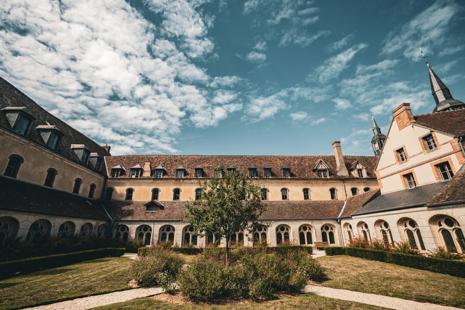 Cour intérieure de l'Abbaye Saint-Nicolas, avec son cloître et son clocher