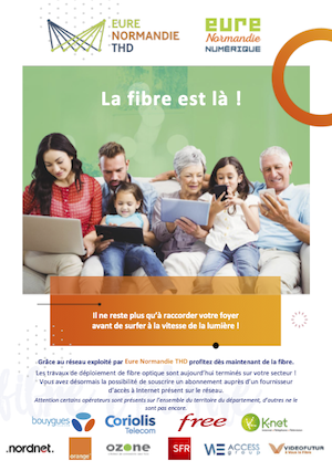 Famille réunie sur un canapé, chacun utilsant un appareil connecté à internet