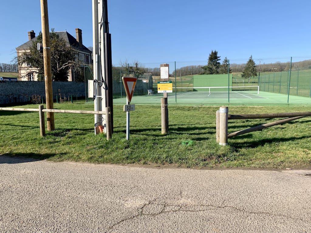 barrière en bois menant au parc