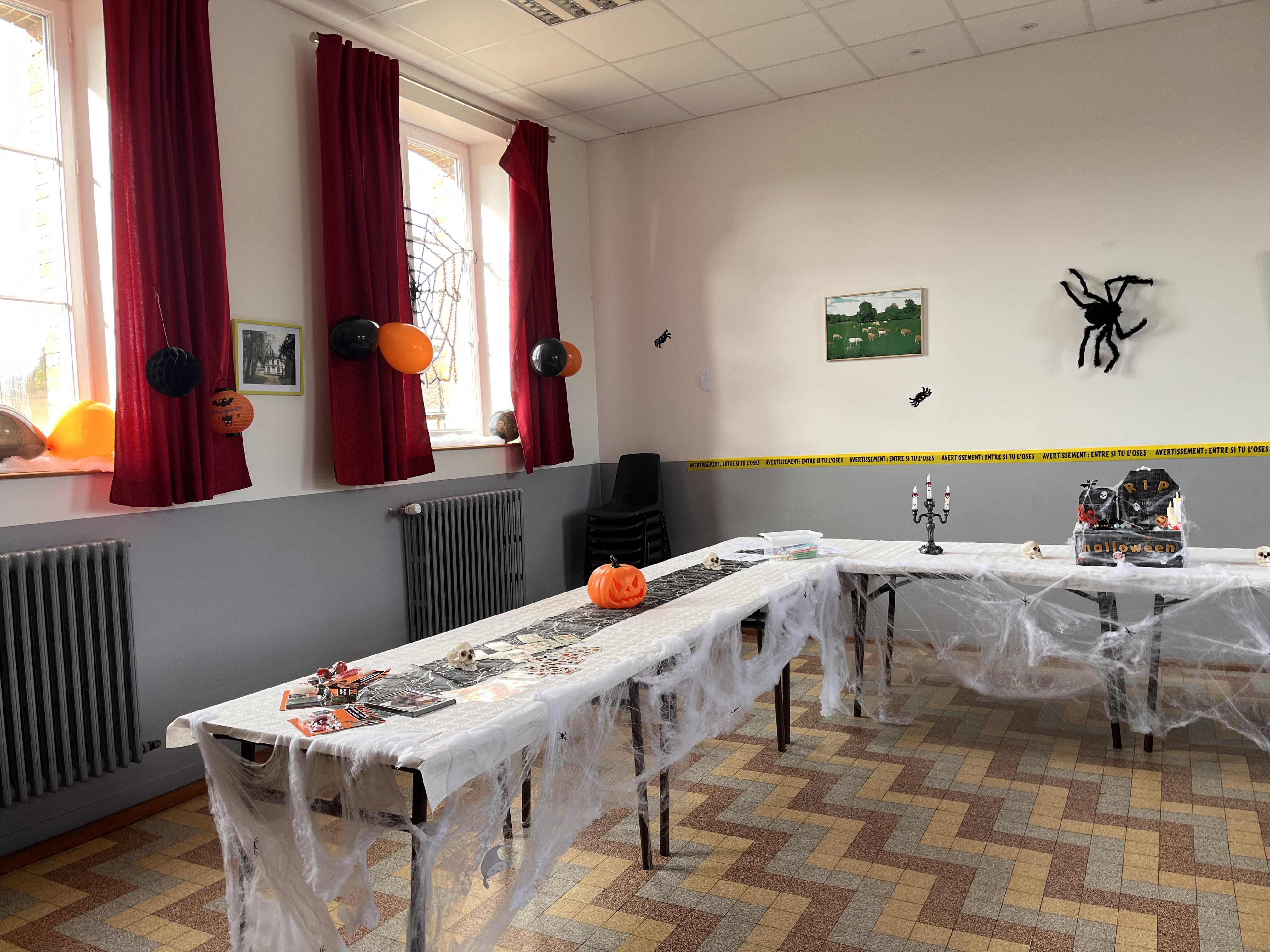 Salle communale décorée avec un atelier maquillage et boite mystère