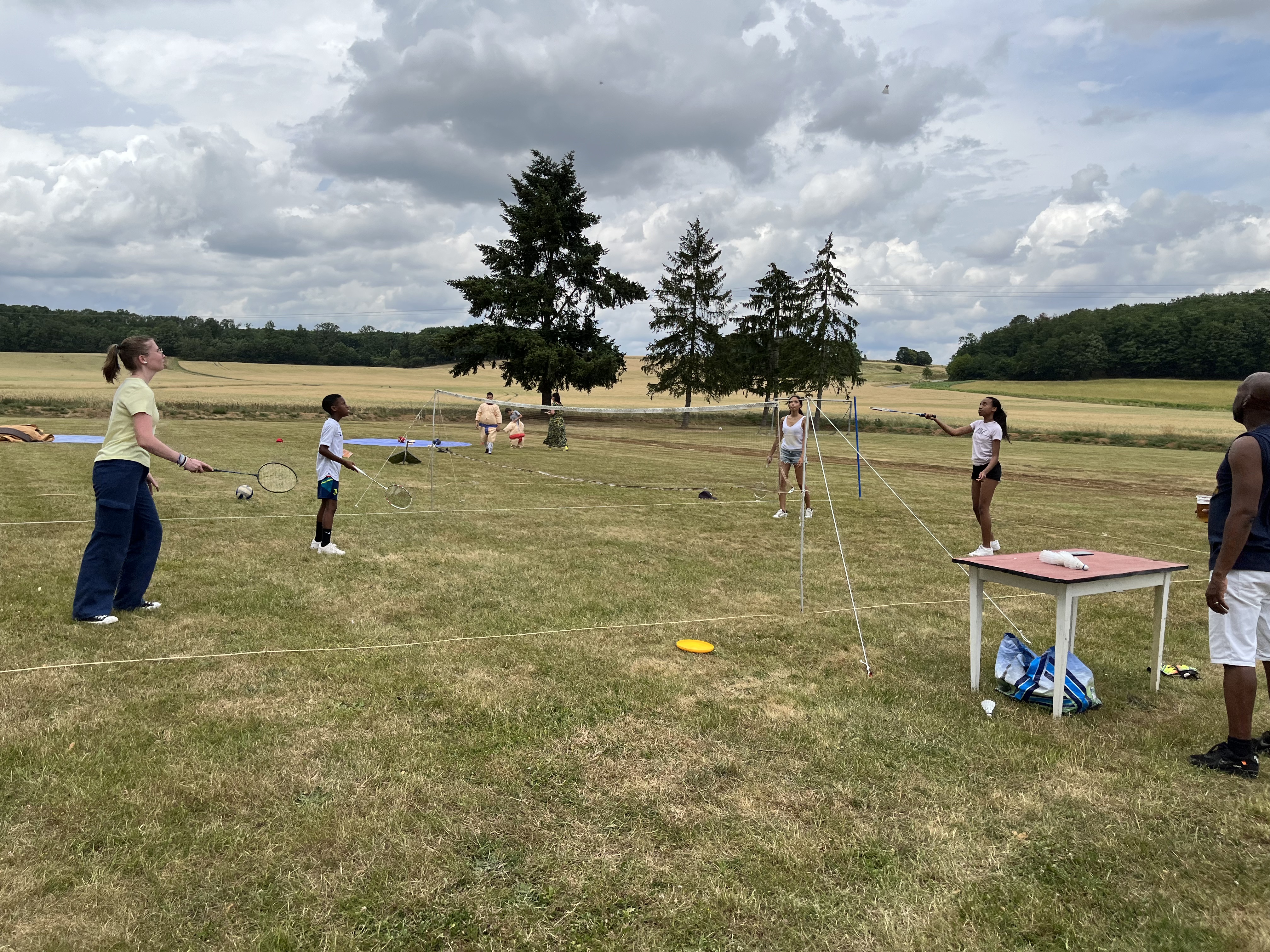 Participants jouant au badminton