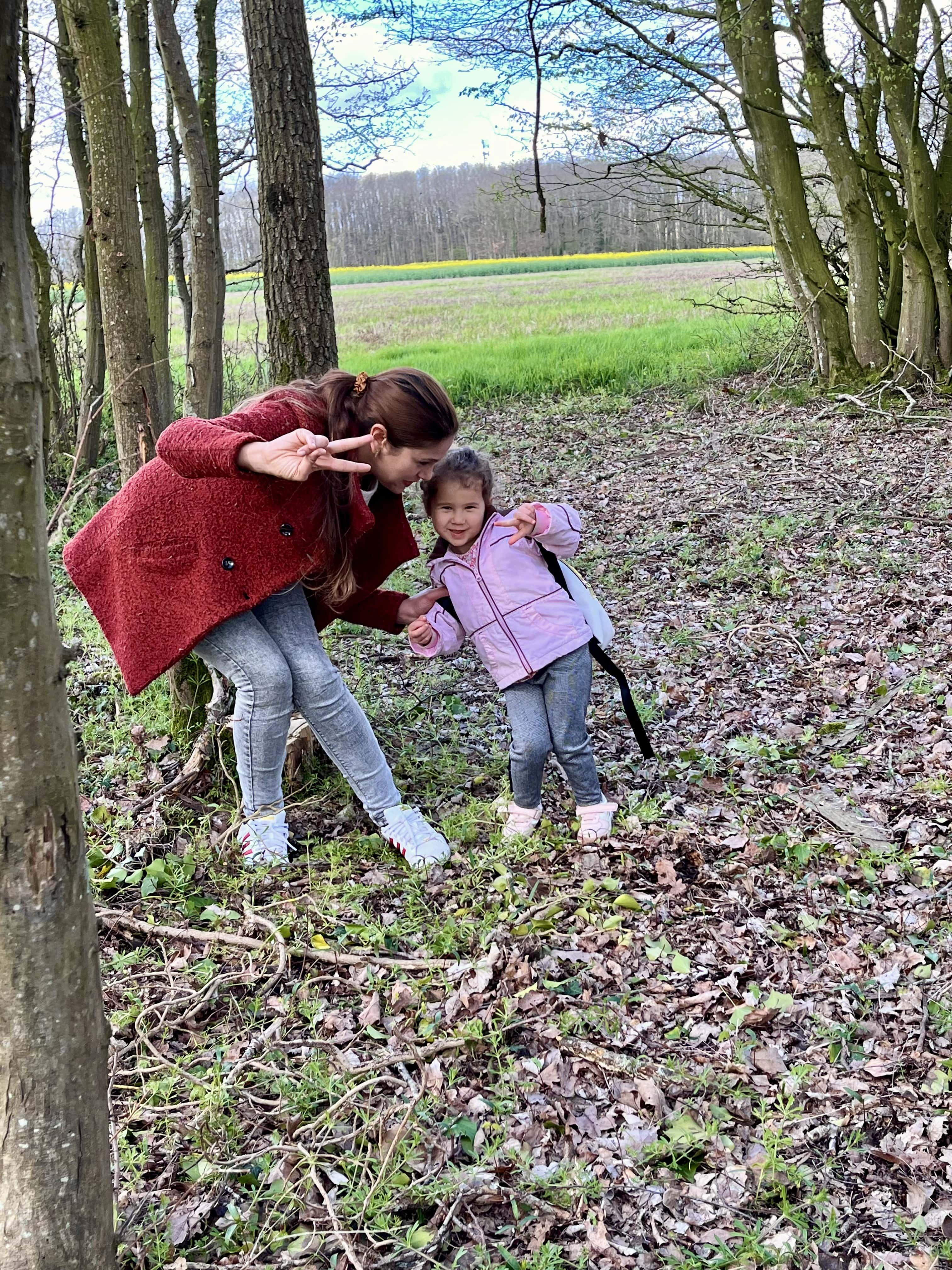 Une enfant contente de sa trouvaille